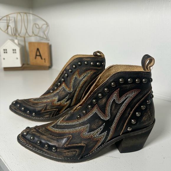 Circle G Shoes - **SOLD**Circle G Women’s 8B Studded Western Ankle Boots Distressed Leather